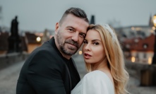 Tomáš Řepka a Kateřina Kristelová na Karlově mostě.