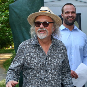 Mezi jeho další oblíbené doplňky patří slušivé slamáky. 