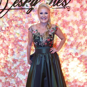 Vendula Pizingerová vsadila na smaragdově zelenou sukni áčkového střihu. 