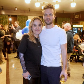 Matyáš Ramba oproti své ženě vsadil na jednoduchou klasiku, kterou se nedá nic zkazit - čistě bílé tričko. 