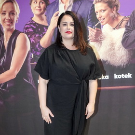 Slovenská herečka Petra Polnišová oblékla černý overal, který její postavě udělal výbornou službu. K overalu se zajímavým prvkem řasení v oblasti pasu doplnila bílé tenisky a rudou rtěnku. 