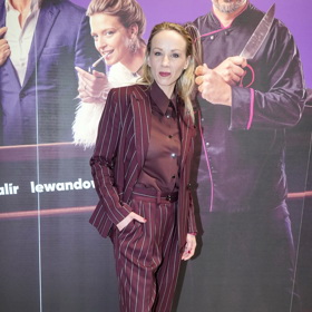 Petra Hřebíčková oblékla působivý vínový outfit tvořený kalhotovým kostýmem s vertikálními proužky a košilí. 