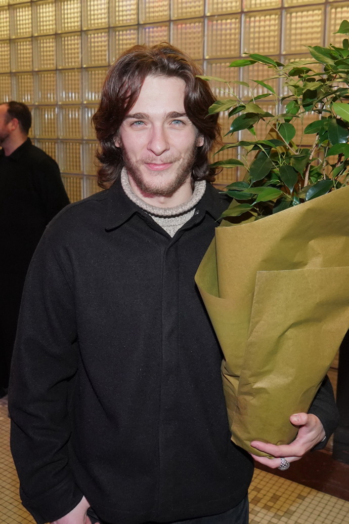 FOTO: Tomáš Weber s květinou. – stránka 4