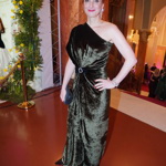 Michaela Maurerová si sametové šaty sama ušila. Zvolila k nim černé psaníčko.