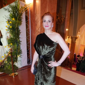 Michaela Maurerová si sametové šaty sama ušila. Zvolila k nim černé psaníčko.