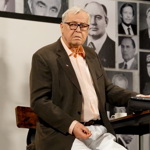 Ruch velkoměsta vyměnil Zdeněk Žák za poklidný venkov. A neměnil by. Život mimo Prahu mu nebrání v herecké kariéře. Diváci ho znají z mnoha seriálů i filmů. Další snímky v galerii jsou z krimi I smrt chce svou šanci z roku 1989.