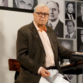 Ruch velkoměsta vyměnil Zdeněk Žák za poklidný venkov. A neměnil by. Život mimo Prahu mu nebrání v herecké kariéře. Diváci ho znají z mnoha seriálů i filmů. Další snímky v galerii jsou z krimi I smrt chce svou šanci z roku 1989.