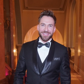 Kadeřník Tomáš Arsov zhodnotil v rozhovoru pro Lifee vlasovou proměnu Ornelly Koktové. 