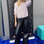 Variabilním kouskem, který unosíte od zimy do jara, jsou kožené kalhoty. Modelka Tereza Maxová je doplnila jemným svetrem a k trendy volnějšímu střihu obula pohodlné mokasíny