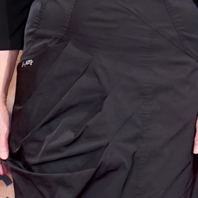 Kromě pro Milenu Steinmasslovou typických brýlí minimalistický look oživily i šperky s módními perlami.