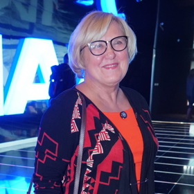 Známá lékařka je nyní blondýnkou a nosí udržované mikádo. 