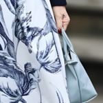 Herečka také dokázala, že ani dámy po osmdesátce se nemusí bát květinových vzorů či barevných kabelek.