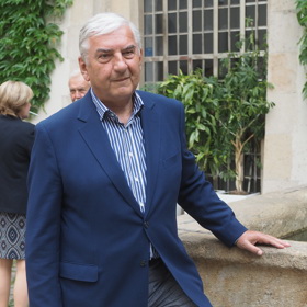 Elegantní styl Miroslava Donutila ale nespočívá jen v ladění oblečení a kvalitních základech.