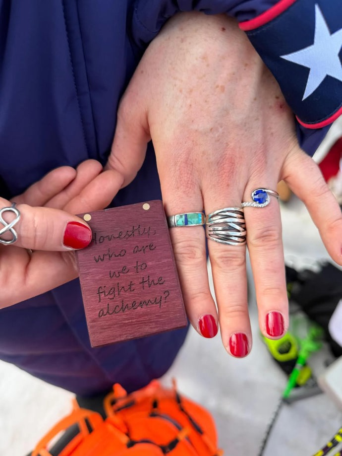 FOTO: Connor pro ni vybral stříbrný prsten s modrým kamenem. – stránka 6