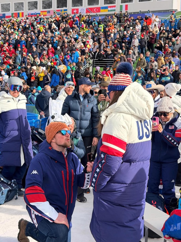 FOTO: Její přítel Connor Watkins před ní poklekl přímo na sněhu. – stránka 4