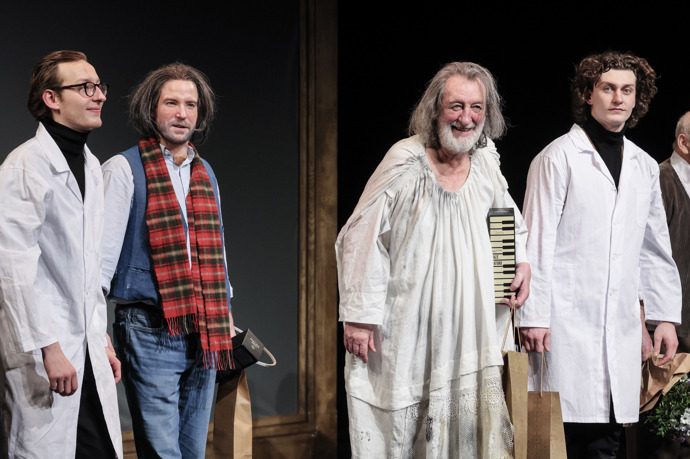 FOTO: Bolek Polívka se poprvé na pódiu objevil po boku svých synů. – stránka 15