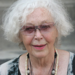 O herečce Jiřině Jiráskové se Květa Fialová také zmiňovala, vadilo jí například, že byla silná kuřačka a že měnila názory. Květa Fialová si zahrála v mnoha filmech i pohádkách, následující snímky jsou z jedné z nich z roku 1995.