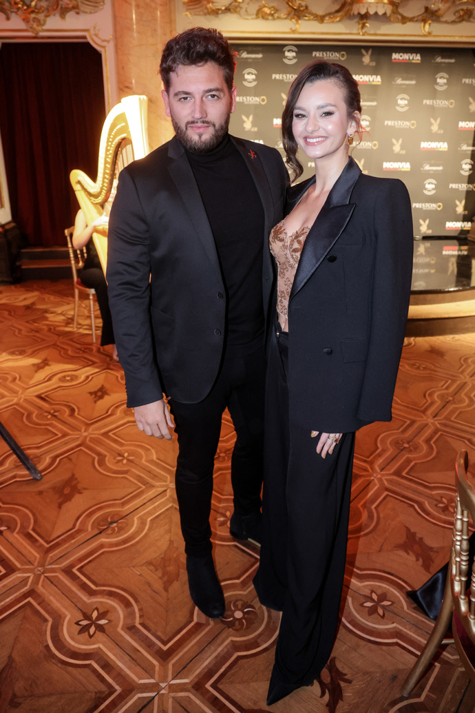 FOTO: Herec a zpěvák Jan Kopečný a modelka Julie Hojdyszová. – stránka 22