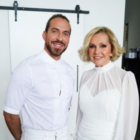 Kadeřník Tomáš Arsov se svou věrnou klientkou Helenou Vondráčkovou.