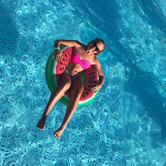 FOTO: U odhaleného snímku zad se zástupy fanoušků v komentářích marně dožadovaly, aby se k objektivu otočila čelem. – stránka 7