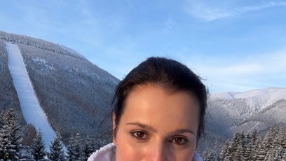 FOTO: Z hotelového balkonu ve Svatém Petru pak influencerka dojatě sledovala, jak si rodina užívá zimní radovánky.