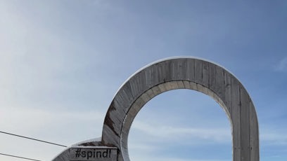 FOTO: Ornella s dětmi v obřím dřevěném srdci.