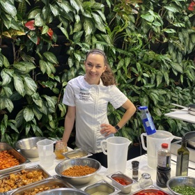 Věnuje se také vaření pro veřejnost a kurzům vaření. 