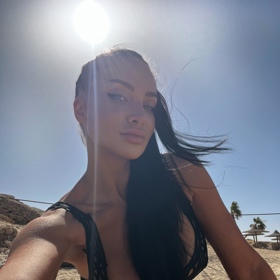 Jako úspěšná dýdžejka se v současnosti nezastaví a hraje po celém světě.