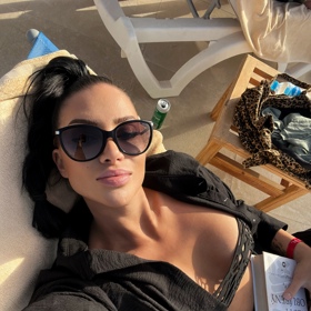 Andrea Pomeje dorazila na tiskovou konferenci k velkému hudebnímu festivalu.