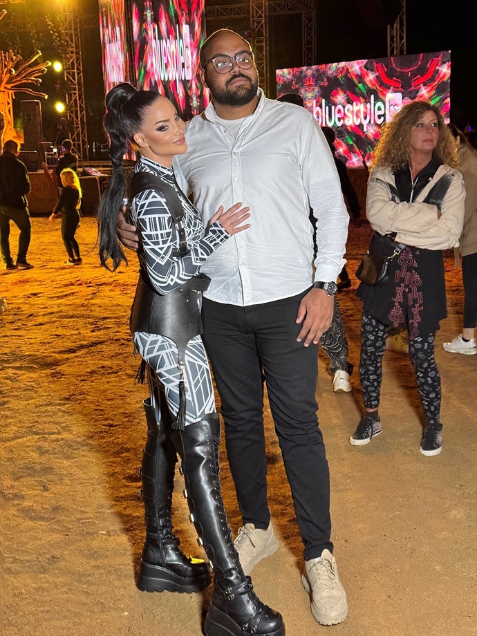 FOTO: DJka v rámci konceptu Blů Vibes CK Blue Style vystoupila v egyptském hotelu Malikia Resort Abu Dabbab. – stránka 1