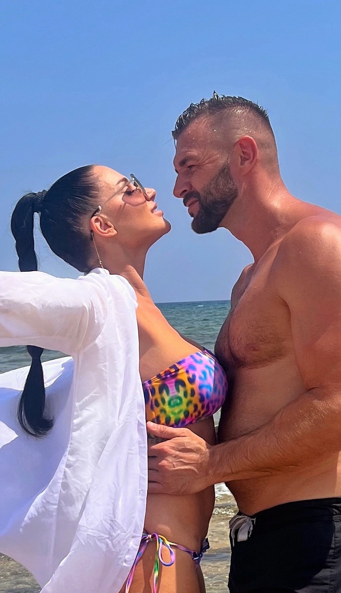 FOTO: Andrea Pomeje s manželem. – stránka 6