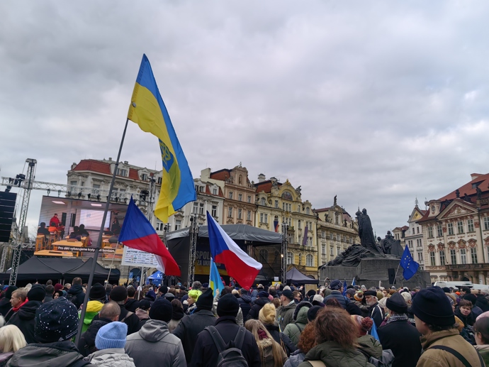 FOTO: Staroměstské náměstí bylo plné demonstrantů. – stránka 18