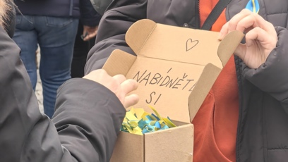 FOTO: Lidé si nabízeli sladkosti.