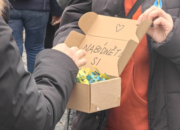 FOTO: Lidé si nabízeli sladkosti. – stránka 15