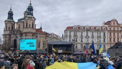 FOTO: Demonstranti přinesli ukrajinské vlajky.