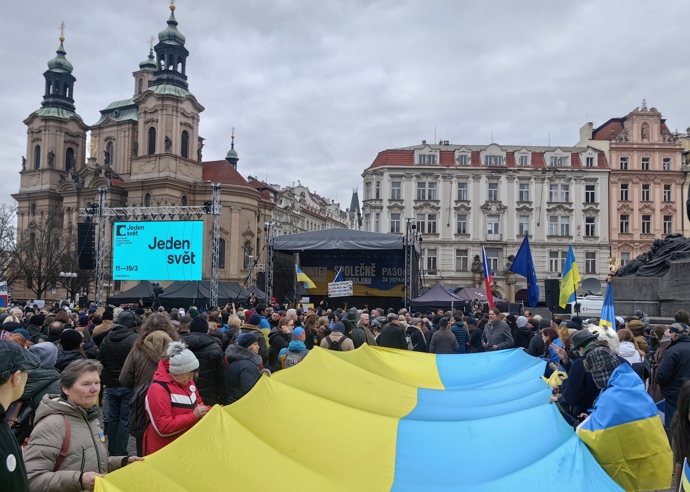 FOTO: Demonstranti přinesli ukrajinské vlajky. – stránka 24