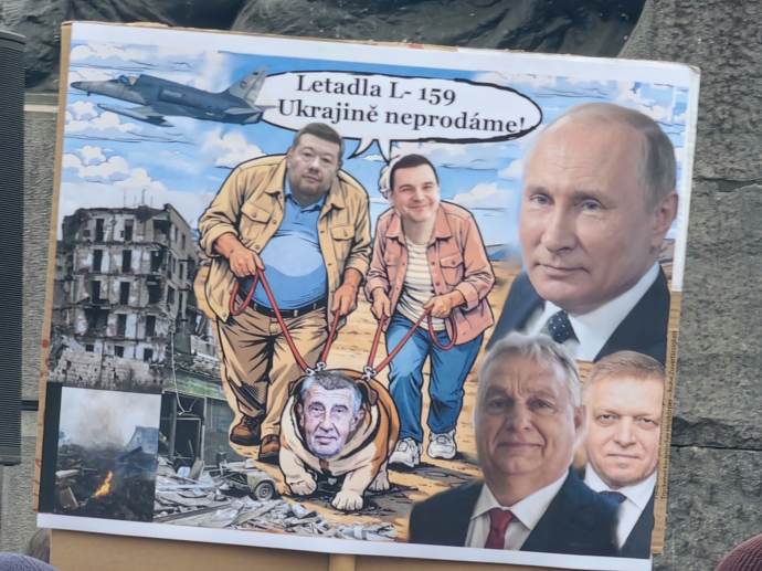 FOTO: Transparent kritizující některé politiky. – stránka 19