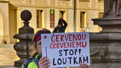 FOTO: Muž před Pražským Hradem s transparentem.