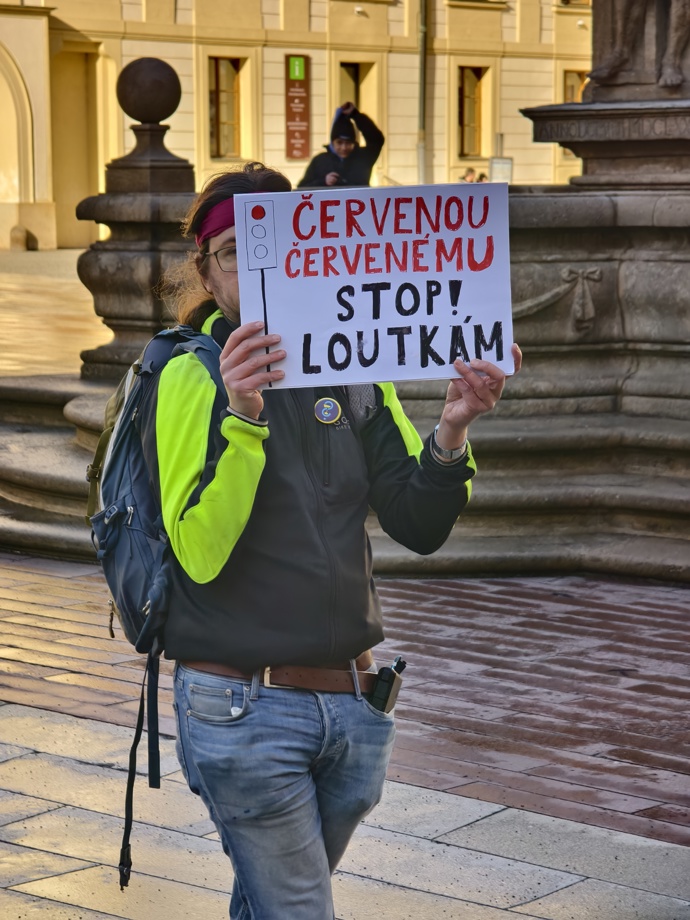 FOTO: Muž před Pražským Hradem s transparentem. – stránka 11