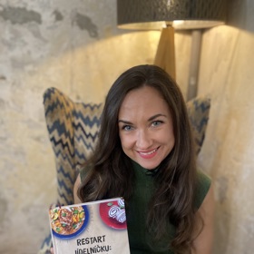 Je autorkou velkého množství knížek o zdravém stravování. 