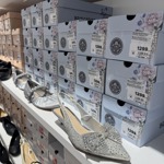 Na prodejně na Zličíně najdete těchto šest párů z kolekce.