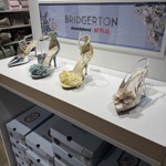 Podívat se na kolekci k seriálu Bridgetonovi jsme se vydali do Deichmannu osobně.