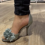 Musíme říct, že krásně sedí na noze a podpatek se nekvedlá. 