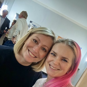 Hance na lekcích aerial hoopu zdárně sekunduje další Belliska Jana.