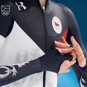 Nikola Zdráhalová ukázala prsten. 