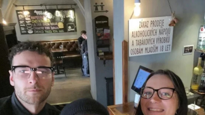 FOTO: Mads Mikkelson navštívil pražský podnik.