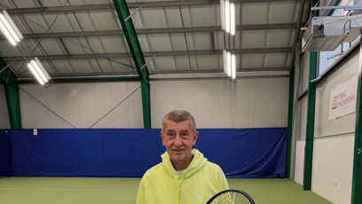FOTO: Andrej Babiš začal hrát tenis.