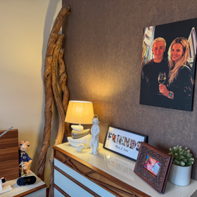 Nad skříňkou visí fotografie se synem Jakubem, ale Monika už má připravenou novou s oběma syny.