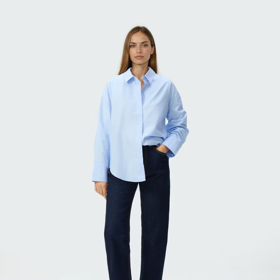 Tmavomodré džíny si perfektně rozumí se základními kousky. Rovné džíny, Reserved, 759 Kč