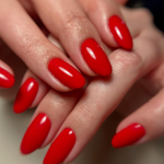 Podobně jako oblečení, i letošní jarní manikúře bude kralovat výrazná červená.